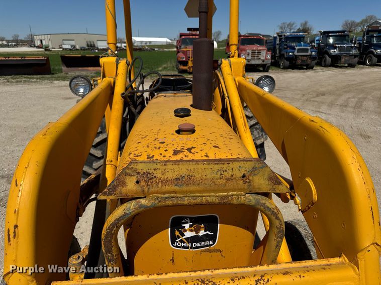 image for item DV2535 1977 John Deere 401 C tractor