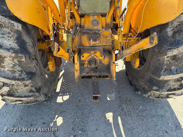 image for item DV2535 1977 John Deere 401 C tractor