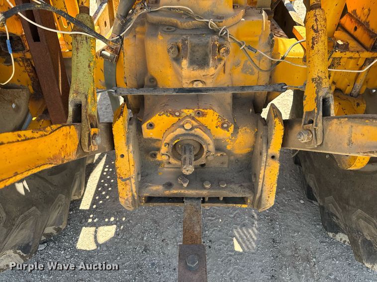 image for item DV2535 1977 John Deere 401 C tractor