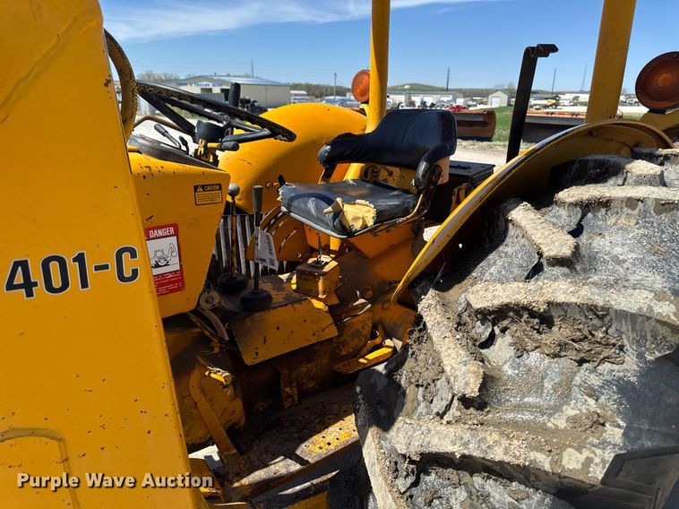 image for item DV2535 1977 John Deere 401 C tractor