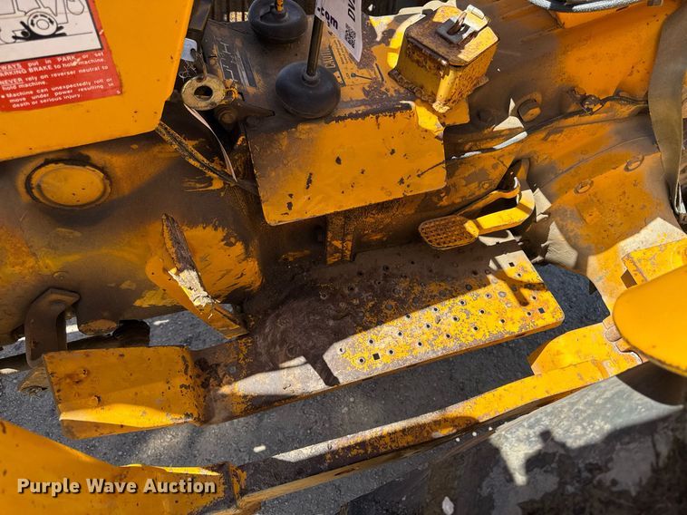 image for item DV2535 1977 John Deere 401 C tractor