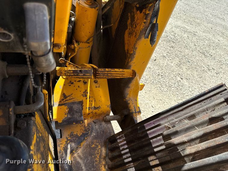 image for item DV2535 1977 John Deere 401 C tractor