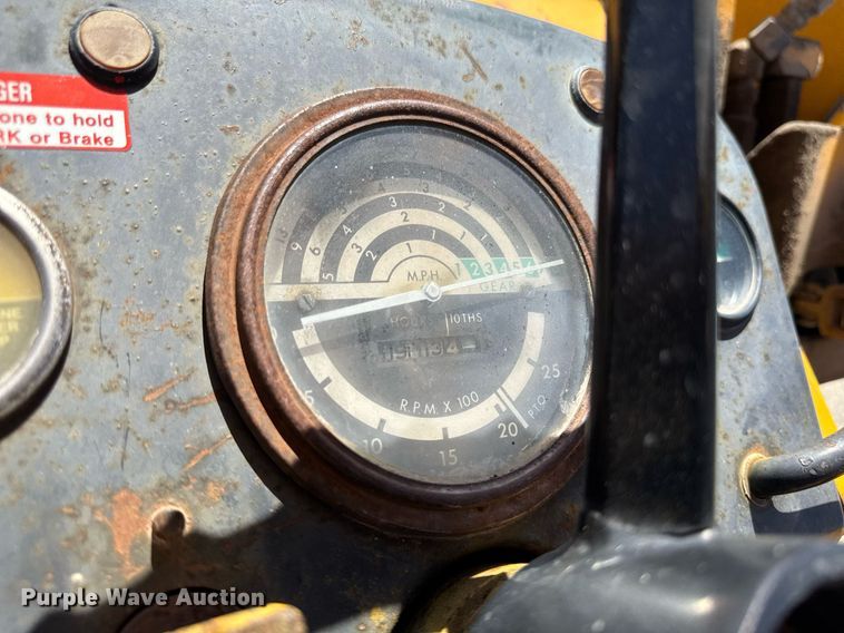 image for item DV2535 1977 John Deere 401 C tractor