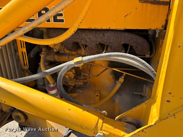 image for item DV2535 1977 John Deere 401 C tractor