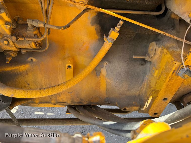 image for item DV2535 1977 John Deere 401 C tractor