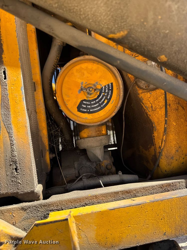 image for item DV2535 1977 John Deere 401 C tractor