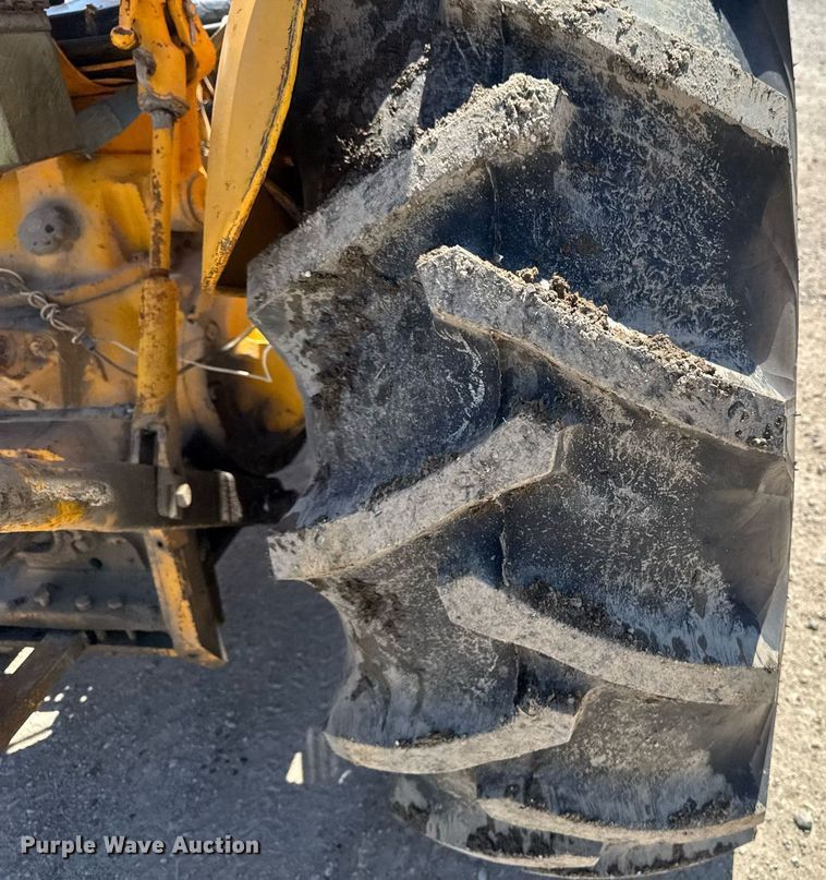 image for item DV2535 1977 John Deere 401 C tractor