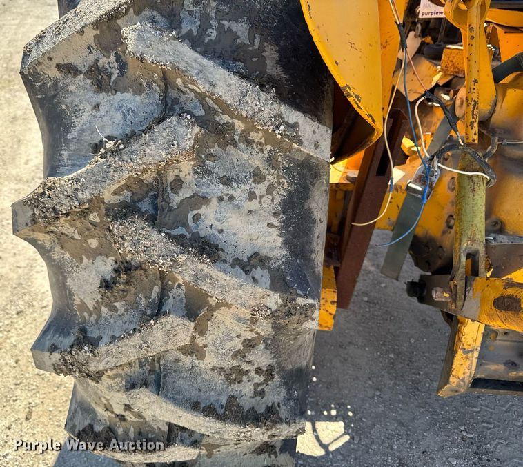 image for item DV2535 1977 John Deere 401 C tractor