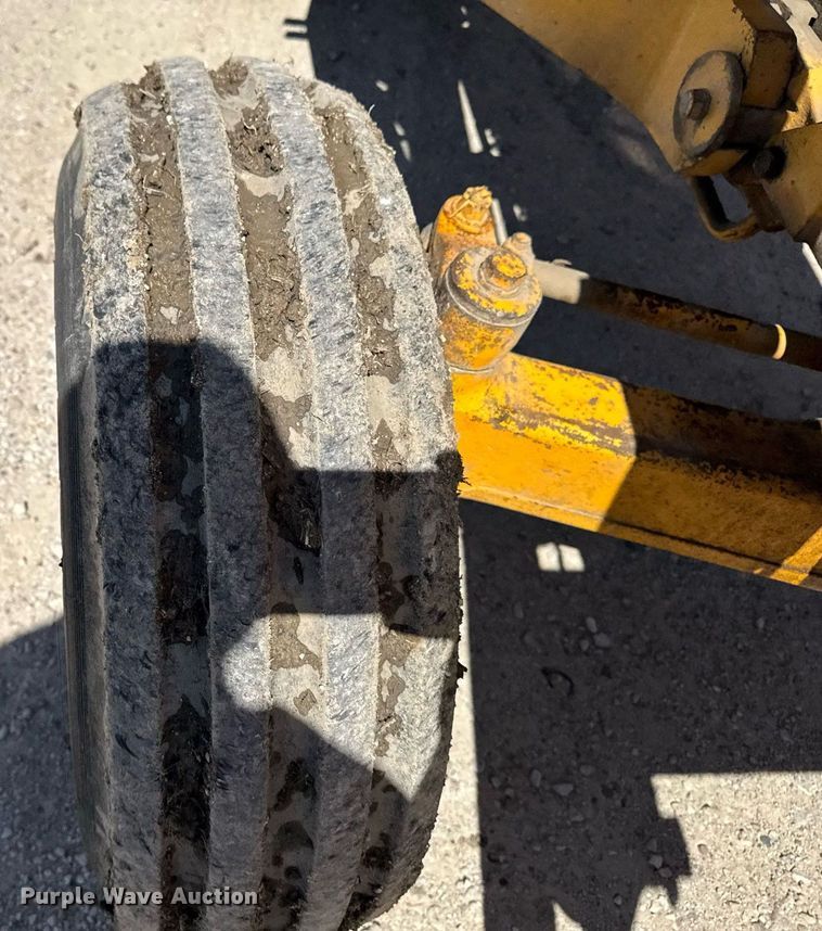 image for item DV2535 1977 John Deere 401 C tractor