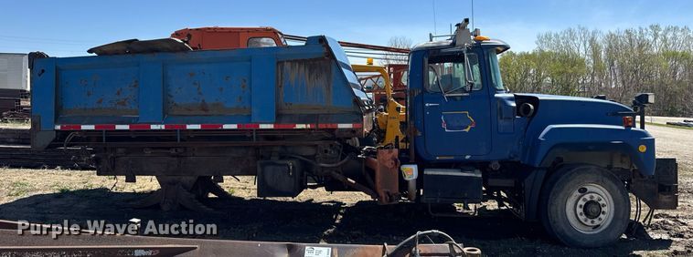 image for item DV2536 2000 Mack RD688S dump truck