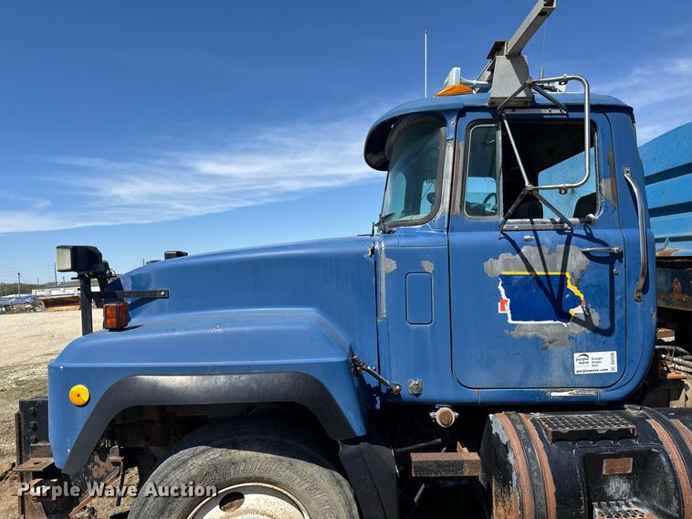 image for item DV2536 2000 Mack RD688S dump truck