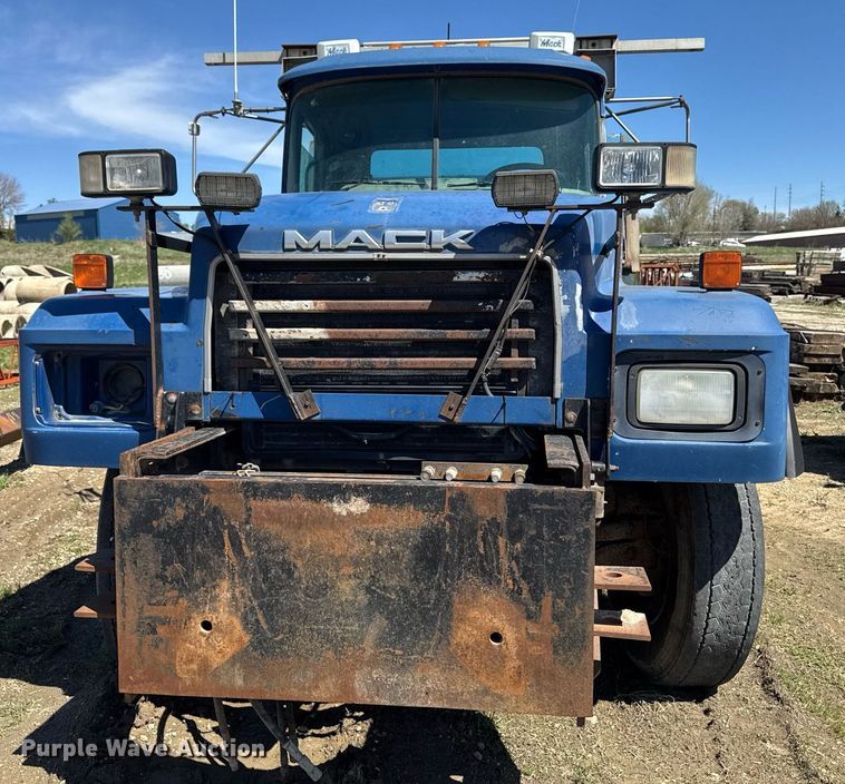 image for item DV2536 2000 Mack RD688S dump truck