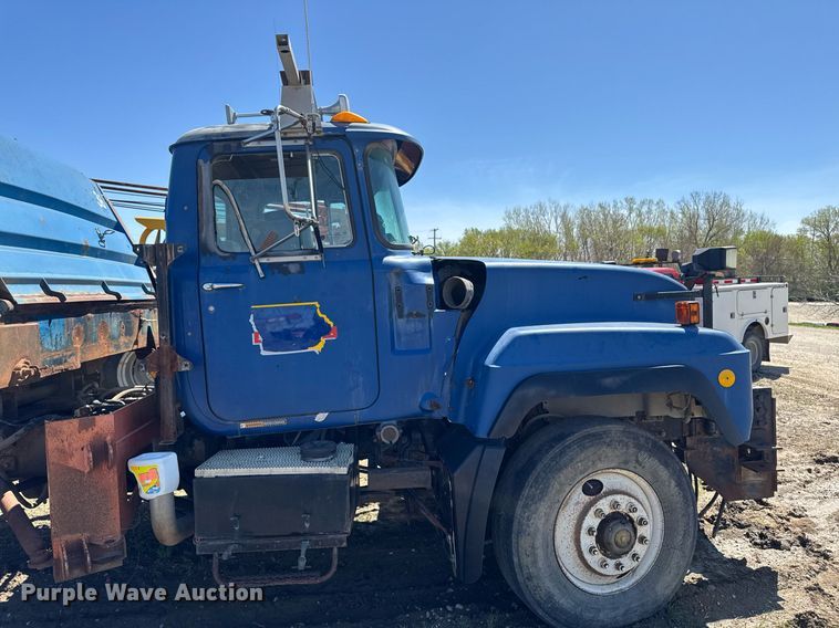 image for item DV2536 2000 Mack RD688S dump truck