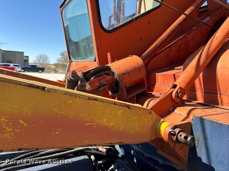 image for item DV2538 1975 Bantam 306 crane