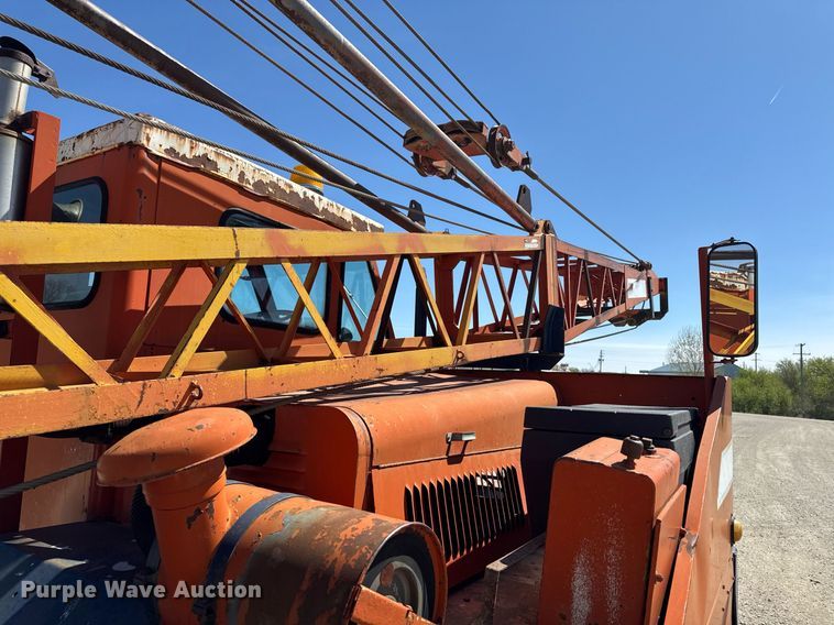 image for item DV2538 1975 Bantam 306 crane