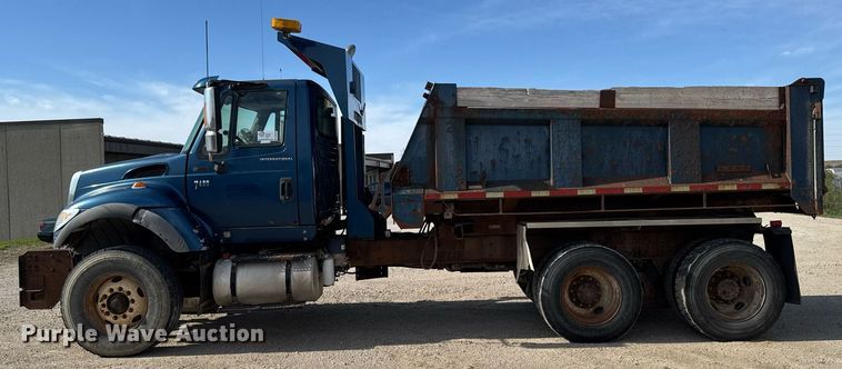 image for item DV2543 2004 International 7600 dump truck