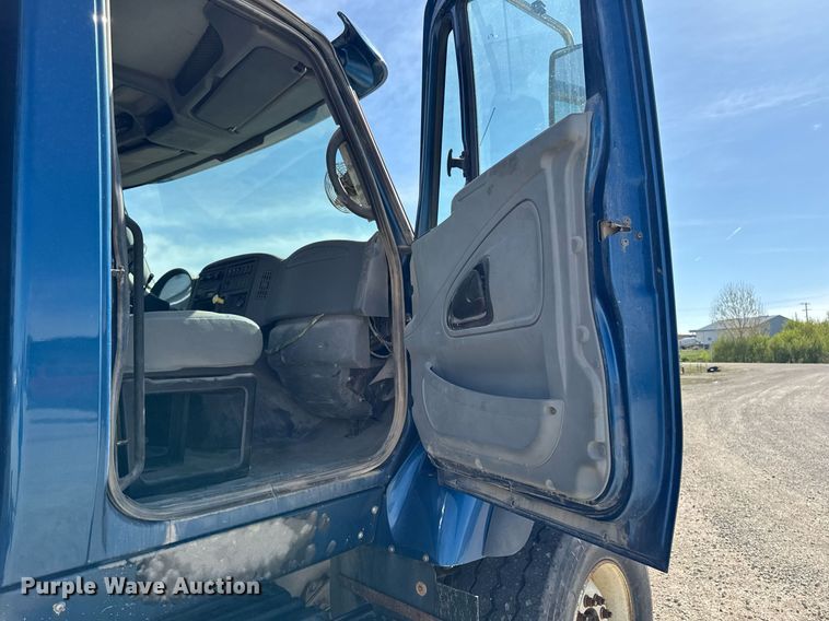 image for item DV2543 2004 International 7600 dump truck