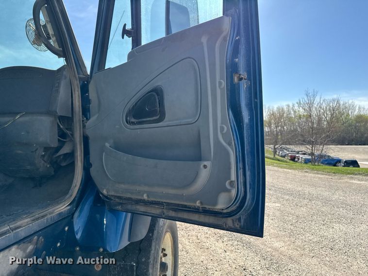 image for item DV2543 2004 International 7600 dump truck