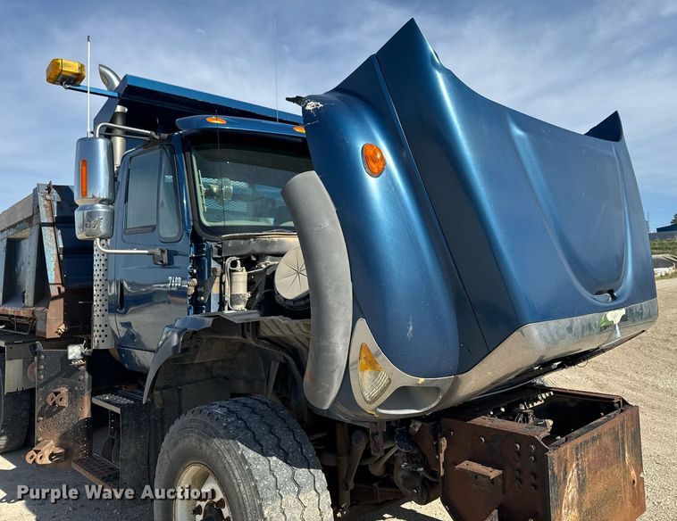 image for item DV2543 2004 International 7600 dump truck