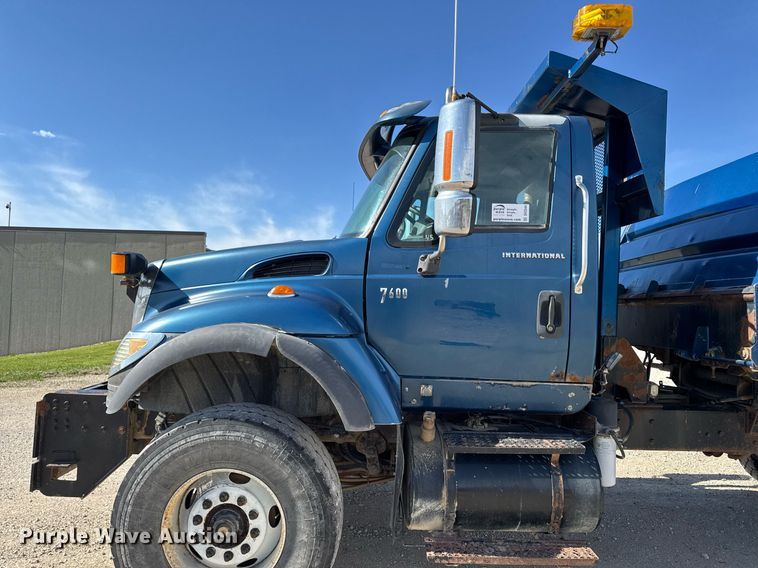 image for item DV2544 2004 International 7600 dump truck