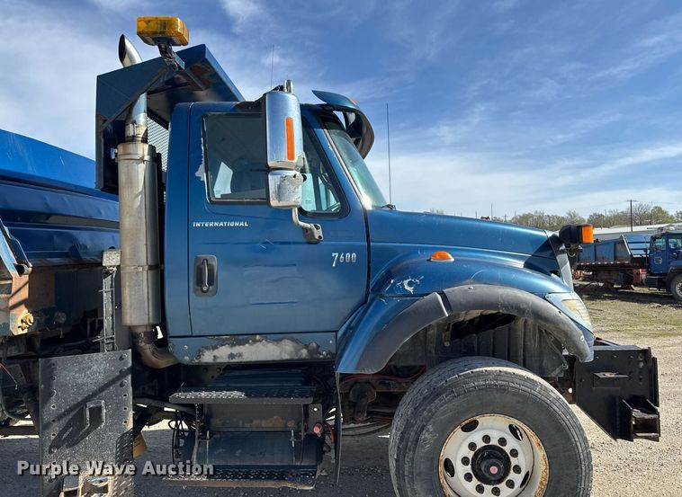 image for item DV2544 2004 International 7600 dump truck