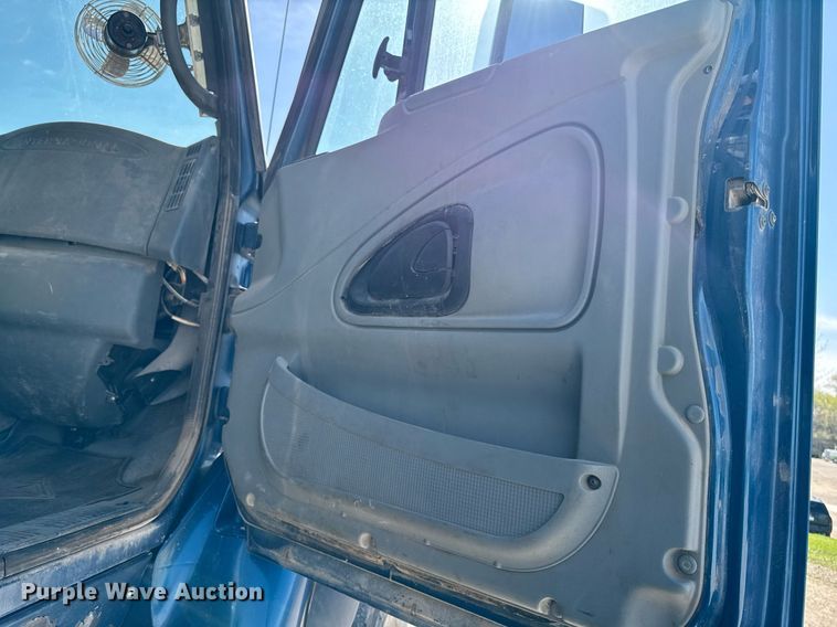 image for item DV2544 2004 International 7600 dump truck