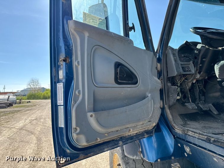 image for item DV2544 2004 International 7600 dump truck