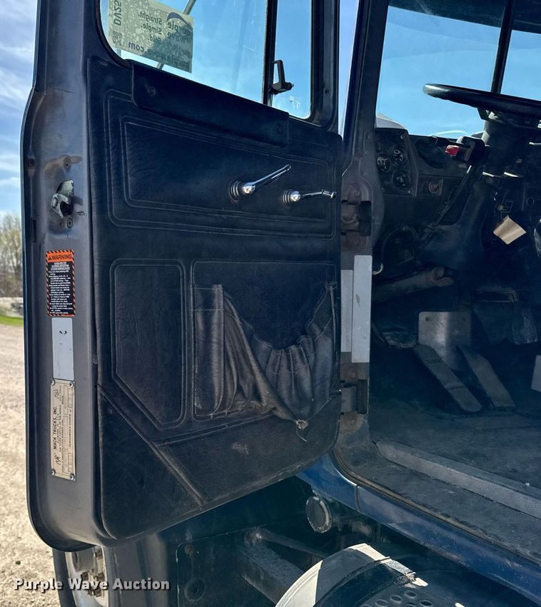 image for item DV2545 2000 Mack RD688S dump truck