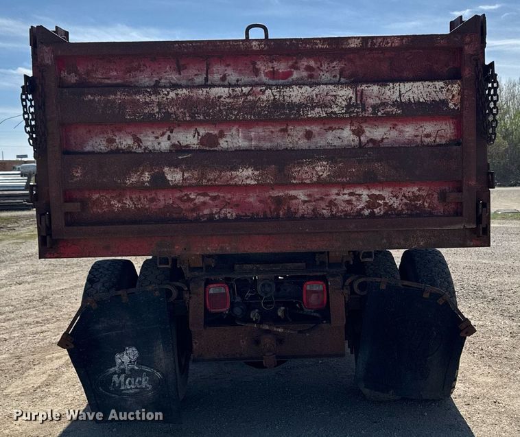 image for item DV2546 1987 International 1954 dump truck