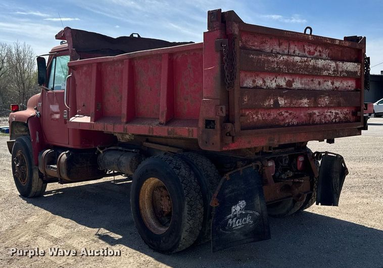 image for item DV2546 1987 International 1954 dump truck