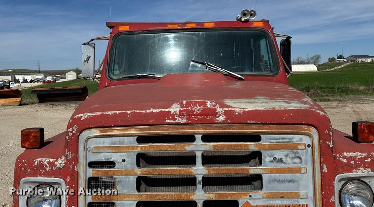 image for item DV2546 1987 International 1954 dump truck