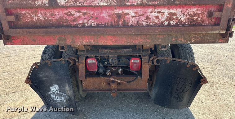 image for item DV2546 1987 International 1954 dump truck