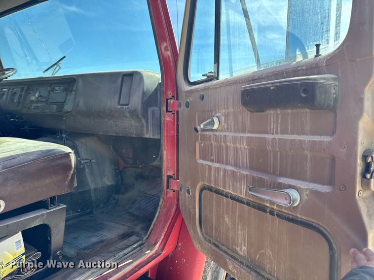 image for item DV2546 1987 International 1954 dump truck