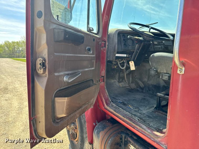 image for item DV2546 1987 International 1954 dump truck