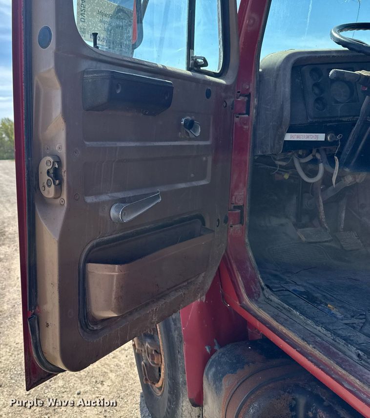 image for item DV2546 1987 International 1954 dump truck