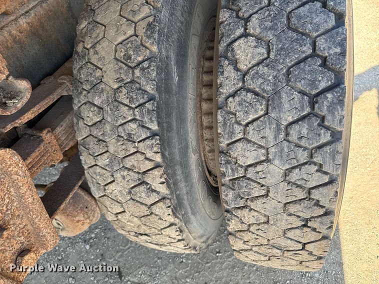 image for item DV2546 1987 International 1954 dump truck