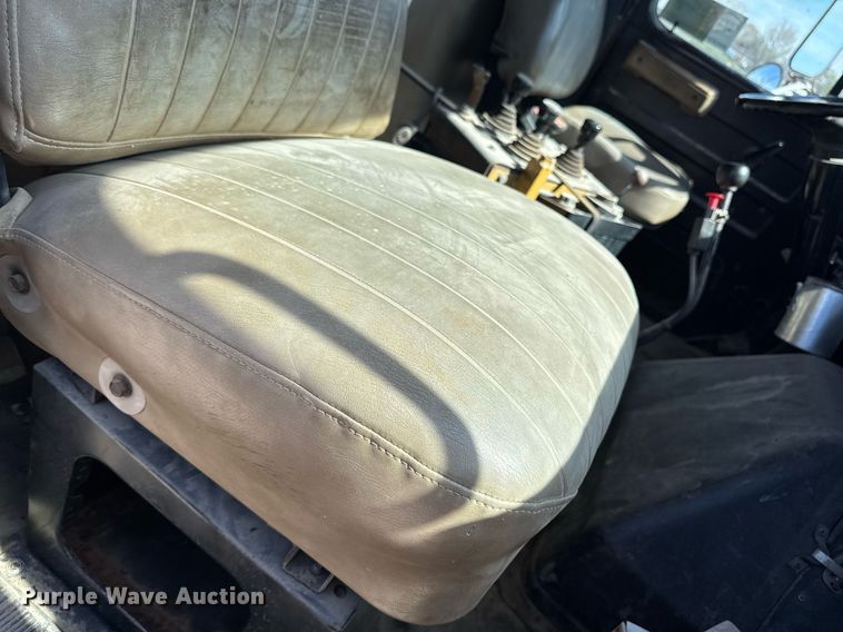 image for item DV2547 1990 International 4900 dump truck