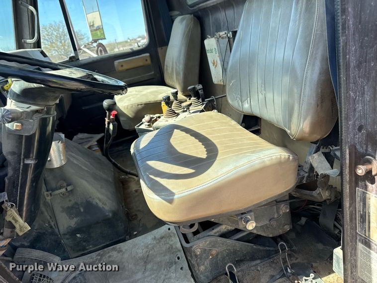 image for item DV2547 1990 International 4900 dump truck