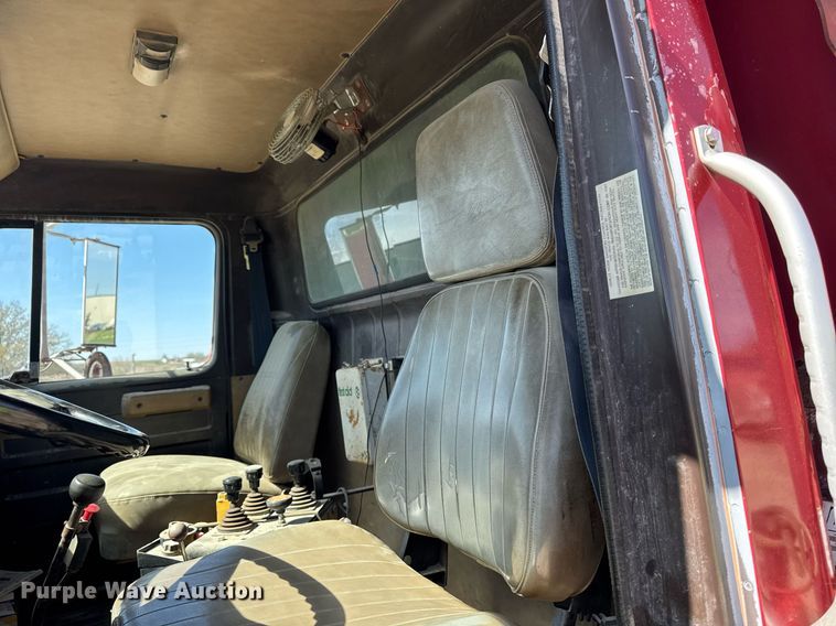 image for item DV2547 1990 International 4900 dump truck