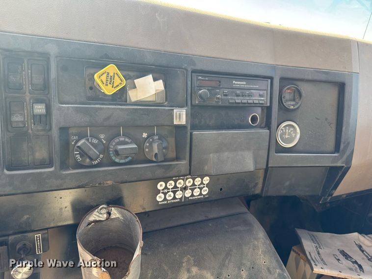 image for item DV2547 1990 International 4900 dump truck