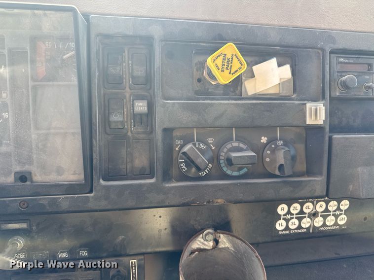 image for item DV2547 1990 International 4900 dump truck