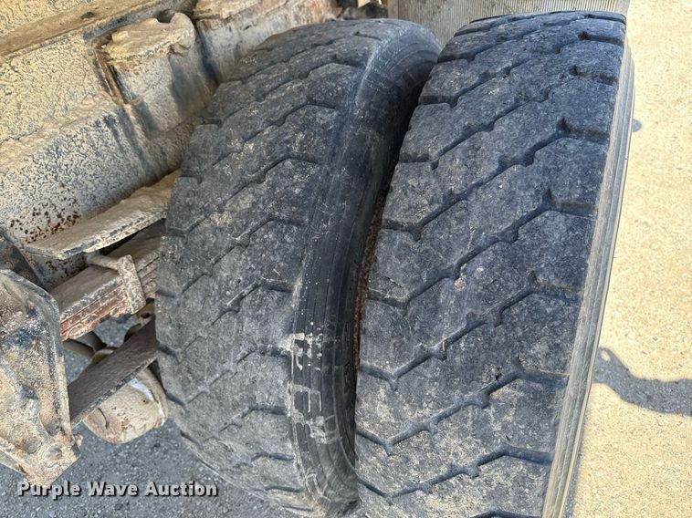 image for item DV2547 1990 International 4900 dump truck