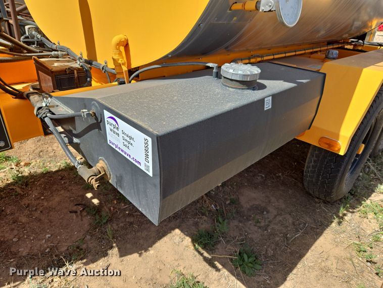 image for item DW8555 2016 Rosco RMT1000 Oil Distributor Trailer