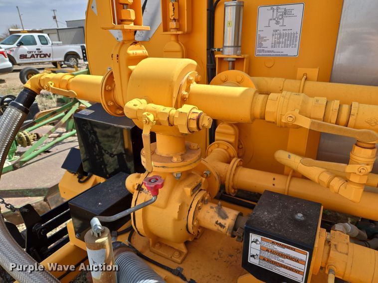 image for item DW8555 2016 Rosco RMT1000 Oil Distributor Trailer