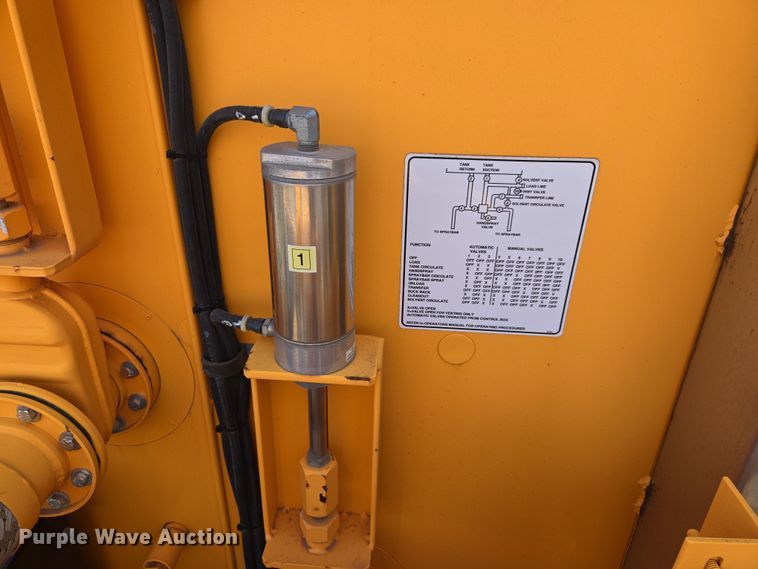 image for item DW8555 2016 Rosco RMT1000 Oil Distributor Trailer