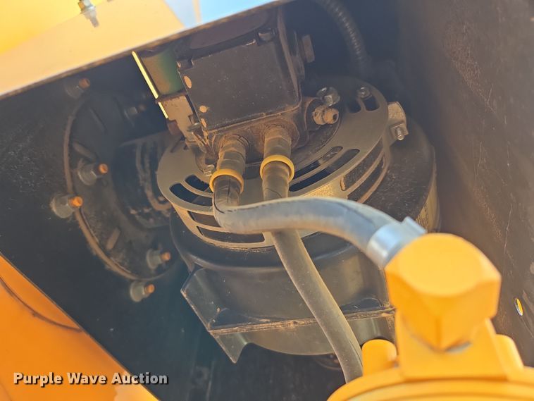 image for item DW8555 2016 Rosco RMT1000 Oil Distributor Trailer