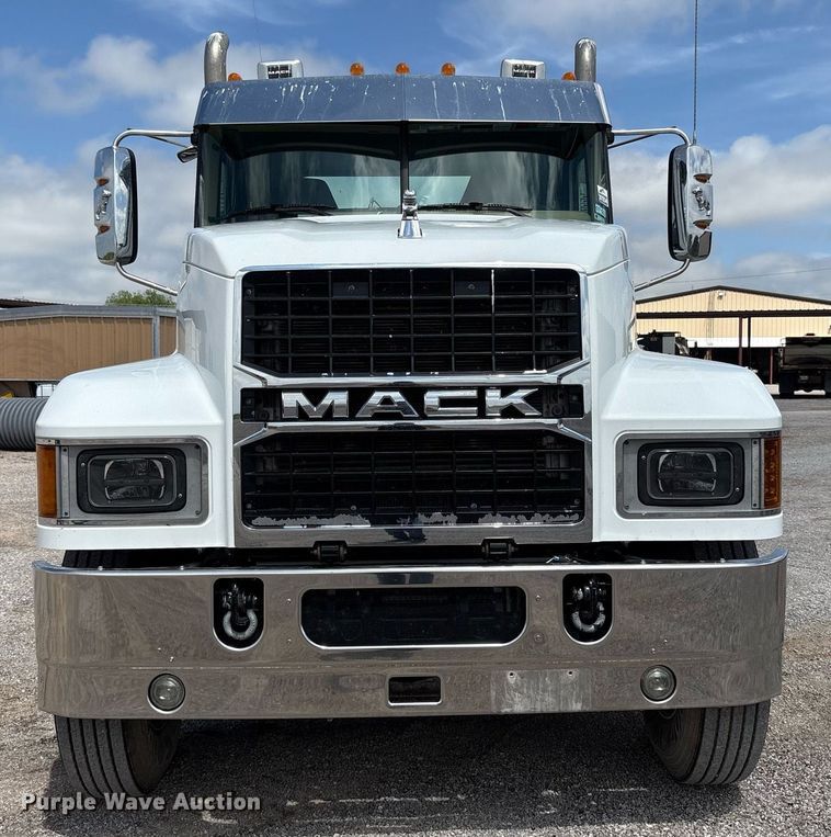image for item DY2482 2021 Mack Pinnacle  semi truck