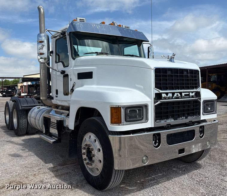 image for item DY2482 2021 Mack Pinnacle  semi truck