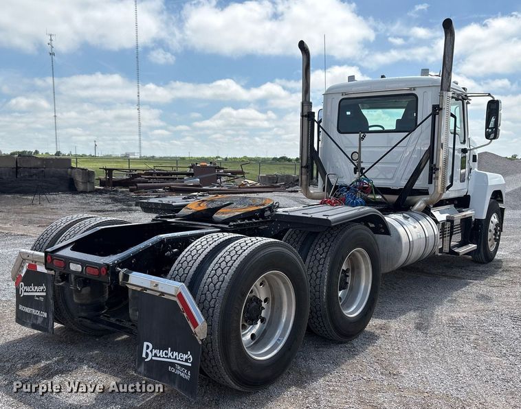 image for item DY2482 2021 Mack Pinnacle  semi truck