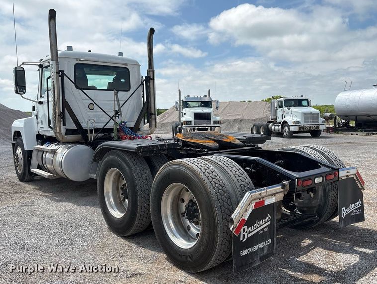 image for item DY2482 2021 Mack Pinnacle  semi truck